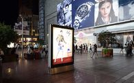 Реклама приведенная улицы и супермаркета дисплея полного цвета рекламы свободная стоящая на открытом воздухе