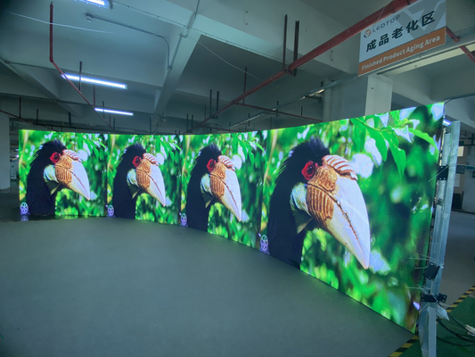 640*640MM размер шкафа GOB LED дисплей Пиксельный состав 1R1G1B и 1500 бит яркости для превосходных производительности