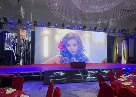 Хорошая цена Аренда RGB HD Рекламный LED экран HD водонепроницаемый 100000 часов онлайн