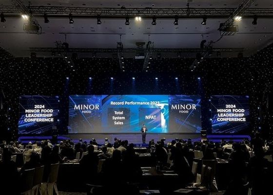 Продажная площадка Прокат экрана Подвешенная светодиодная сцена Фон COB P2 HD 128 * 64 разрешение