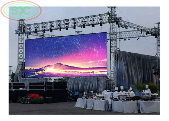 Большой светодиодный экран 4K с высокой частотой обновления предлагает трансляцию игр на спортивных автомобилях в режиме реального времени