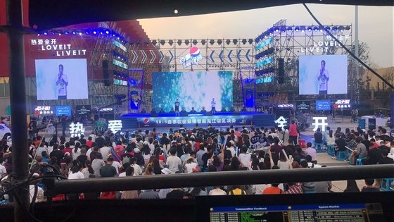 Full Color HD LED Billboard P4 DC5V Коммерческое приложение для открытого стадиона
