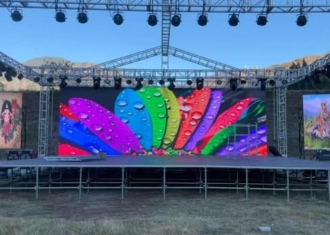 P2.5 Наружный полноцветный светодиодный экран с высокой четкостью 160000 пикселей Плотность 640*640 мм Размер коробки