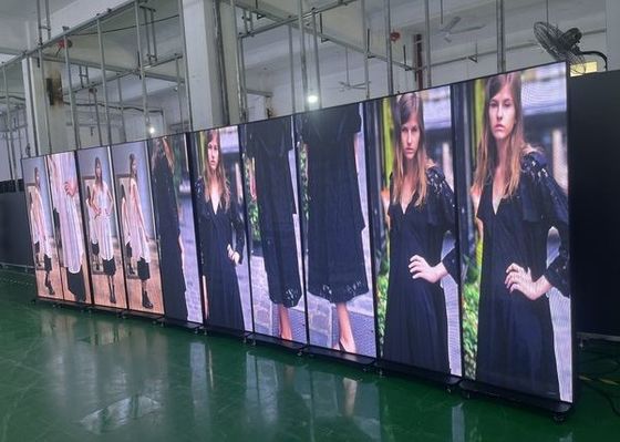 Внутри помещений на полу стоящий P2.5 светодиодный плакат