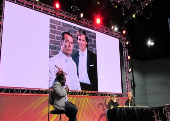 Внутренний полноцветный светодиодный дисплей 4 мм пиксельной шириной SMD2121