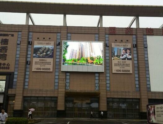 Хорошая цена Наружный полноцветный светодиодный дисплей P10 с постоянным током и синхронным управлением от компьютера для стабильной и надежной работы онлайн