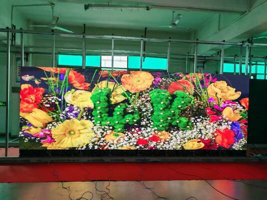 Внутренний полноцветный светодиодный дисплей p2.5 с компактным корпусом и высокой плотностью пикселей для детальных внутренних визуальных презентаций