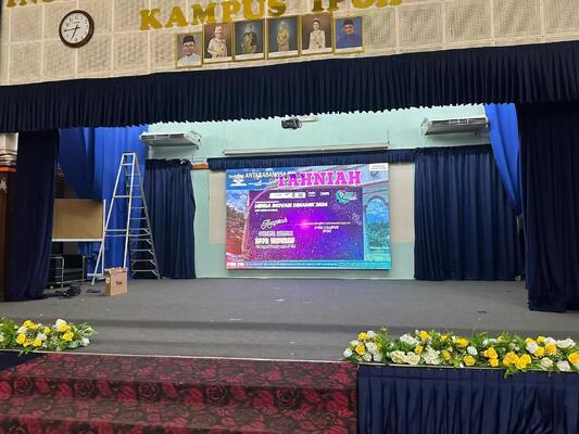 Внутренний полноцветный светодиодный дисплей p2.5 с компактным корпусом и высокой плотностью пикселей для детальных внутренних визуальных презентаций