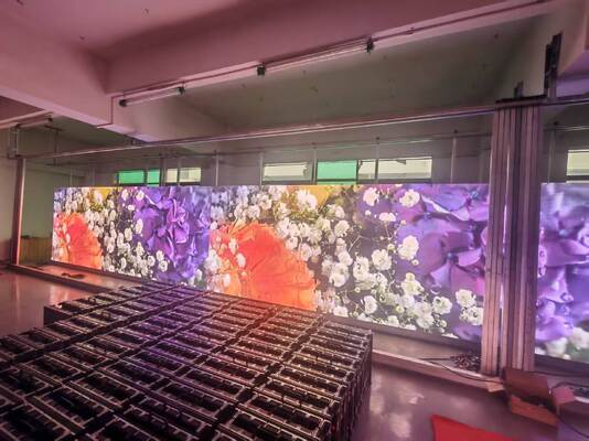 Внутренний полноцветный светодиодный дисплей p2.5 с компактным корпусом и высокой плотностью пикселей для детальных внутренних визуальных презентаций