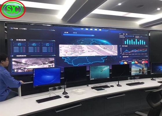 Экраны с светодиодными экранами с разрешением 64 на 64 модуля и размером модуля 250 на 250 миллиметров для гибкой конфигурации