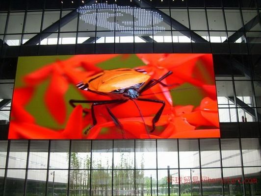 Экраны с светодиодными экранами с размером модуля 250 на 250 миллиметров и разрешением 64 на 64 пикселя, обеспечивающие детальное и четкое изображение