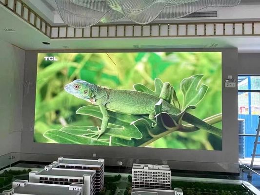 Хорошая цена Внутренний цветный HD светодиодный дисплей с высокой частотой обновления, подходящий для гостиничного лобби, концерта онлайн