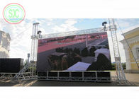На открытом воздухе СИД показывает экран СИД p 4 со структурой ферменной конструкции и этапа для концерта