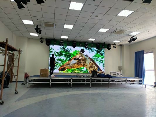Внутренний полноцветный светодиодный дисплей с размером модуля 512x512 мм и рамой из литого алюминия для долговечного использования в помещении