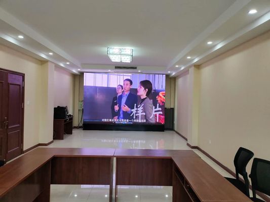 Внутренний полноцветный светодиодный дисплей 576x576 мм с 3 мм пиксельной шириной и конфигурацией 1R1G1B для отличной точности цвета