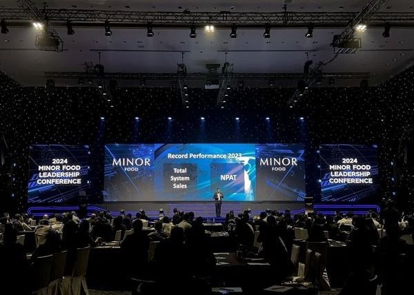 Продажная площадка Прокат экрана Подвешенная светодиодная сцена Фон COB P2 HD 128 * 64 разрешение