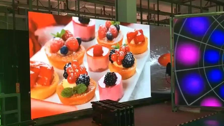 Оптимизируйте свой дисплей с 000 часов эксплуатации и 1000 бит яркости GOB LED дисплей в 600 * 337,5 мм шкафа