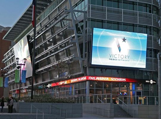 На открытом воздухе стоять 2 исправленного поляка привел дисплей p10 SMD 3535 1/4 знаков приведенных развертки programmable