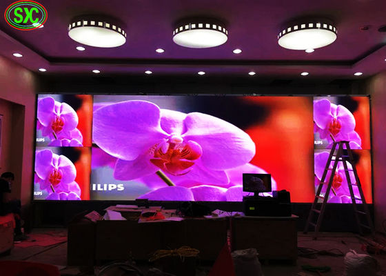 Хорошая цена HD IndoorP2.5 Full Color LED дисплей с 2,5 мм небольшим размером пикселей и индивидуальным шкафом онлайн