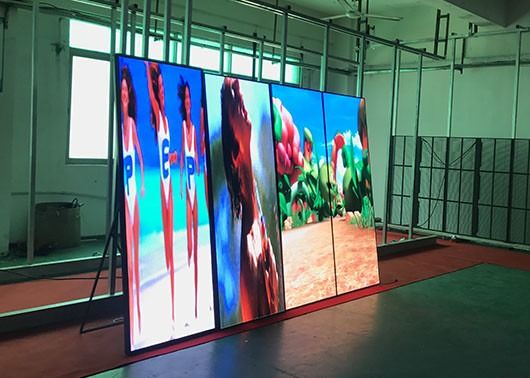 Хорошая цена P2mm Pitch LED Poster Display с микросхемами SMD2121 и легким алюминиевым панельным материалом онлайн