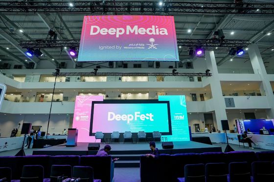 P4.81 Яркость наружного светодиодного дисплея SMD LED Дизайн подключения воздушной розетки Долгий срок службы