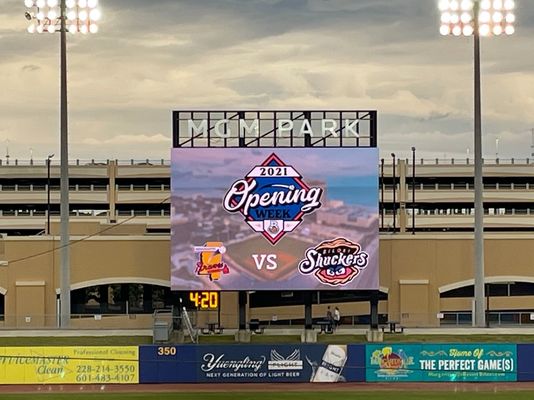 Поставщики вися коммерчески экран дисплея приведенный футбольного поля экранного дисплея Hd P10 960x960mm рекламы на открытом воздухе